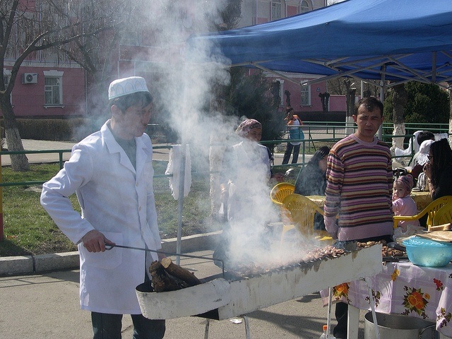 Shashlik is being grilled. (photo: upyernoz)