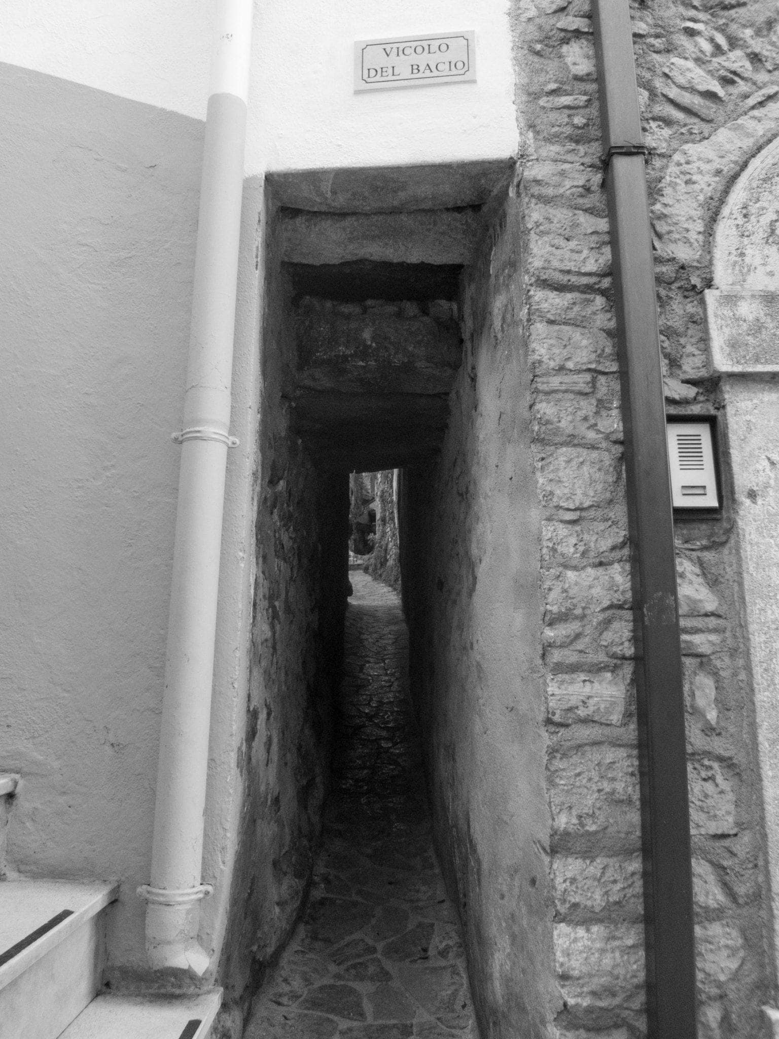 Vicolo del Bacio (Alley of the Kiss)