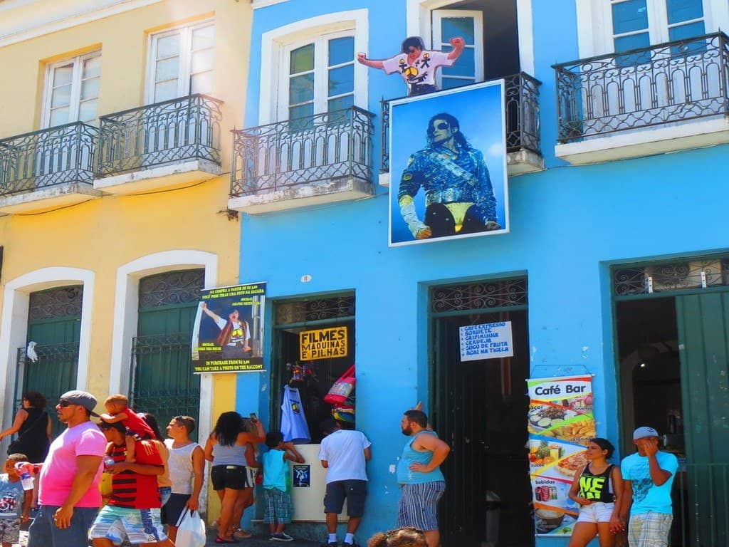 One Salvador business has a tribute to Michael Jackson, whose music video, They Don't Care About Us, included scenes from the Pelourinho. 