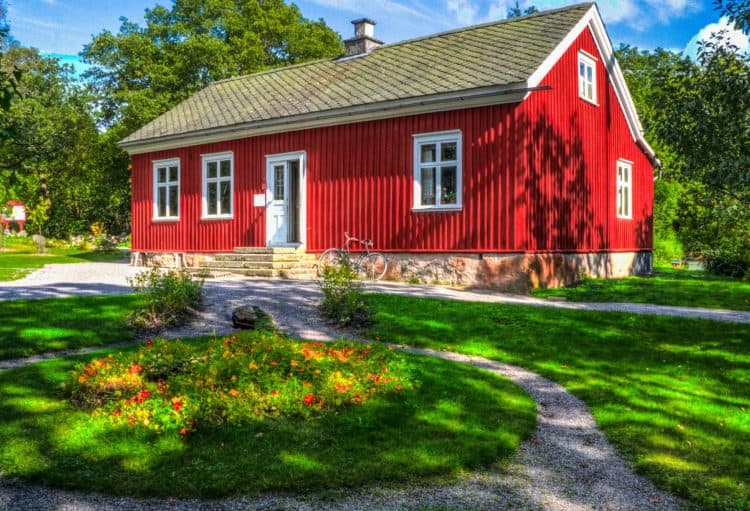 Typical Swedish house (photo: Michelle Maria, Pixabay)