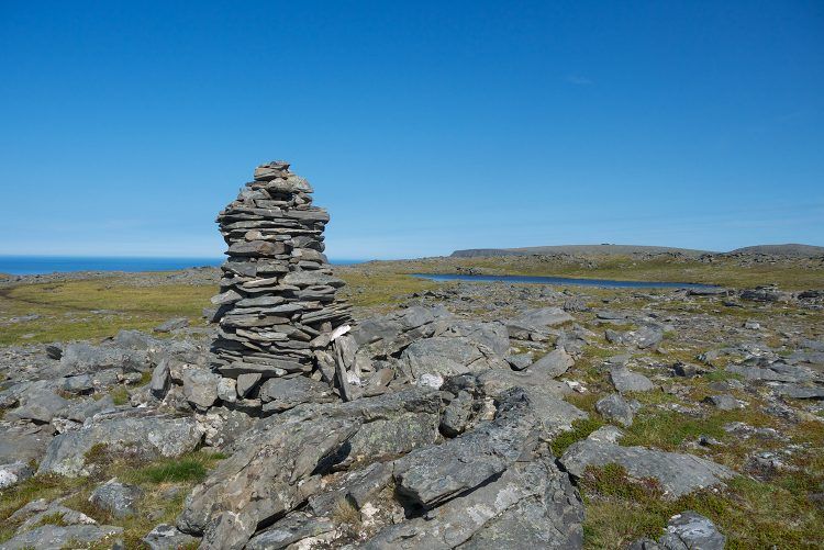 A rock cairn along the path to Knivskjellodden. (Credit: Wikipedia Commons)
