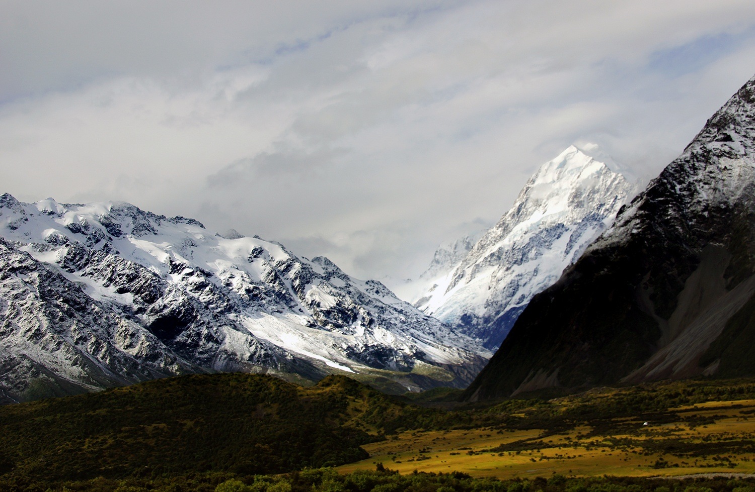 Aoraki/Mount Cook in New Zealand. (photo: Bernard Spragg. NZ)