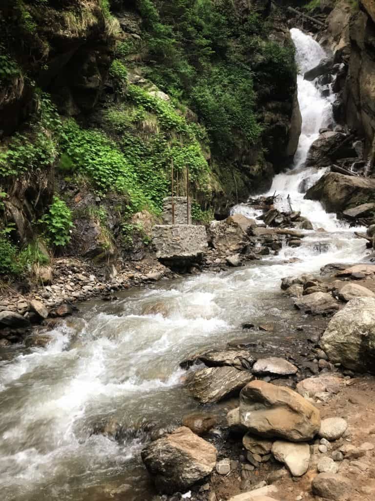 Waterfalls along the mountain route - up to Kheerganga