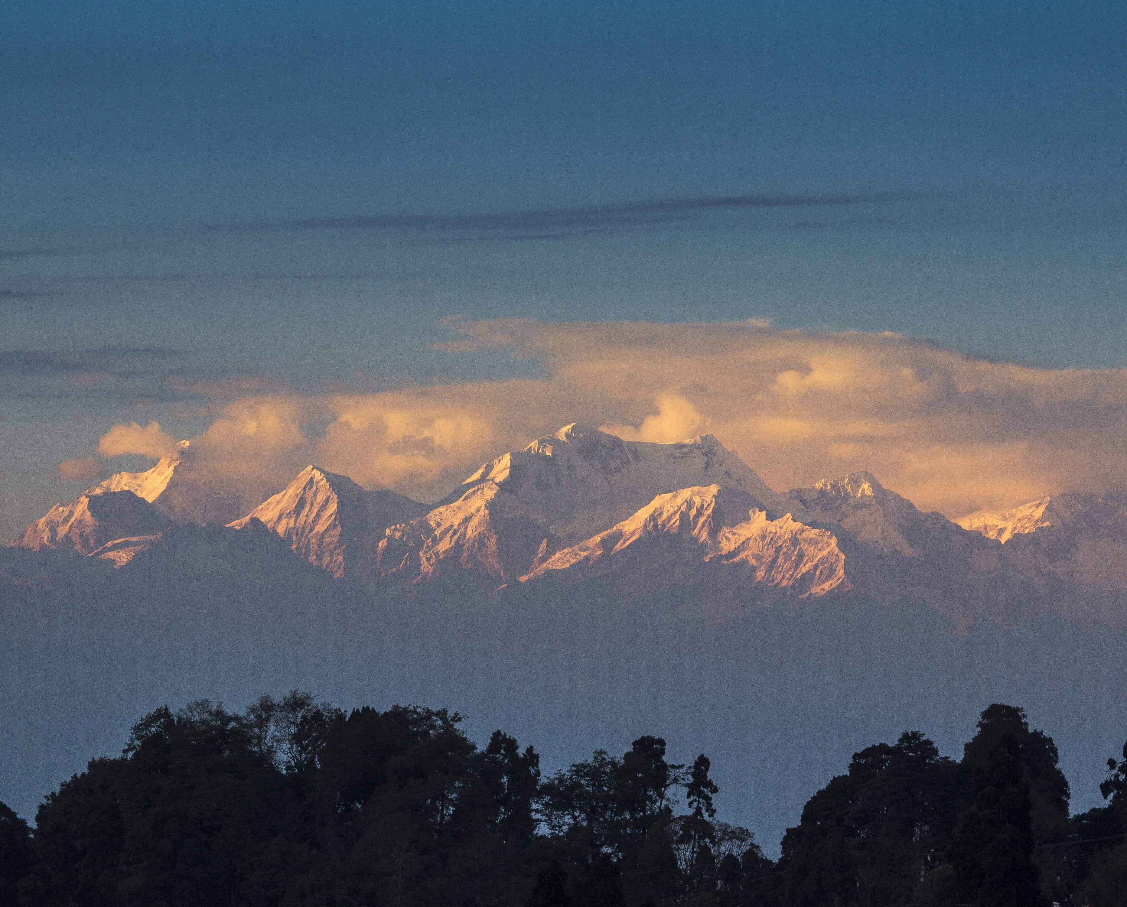 Kanchenjunga (photo: Nilanjan Ghosh via Pixabay).
