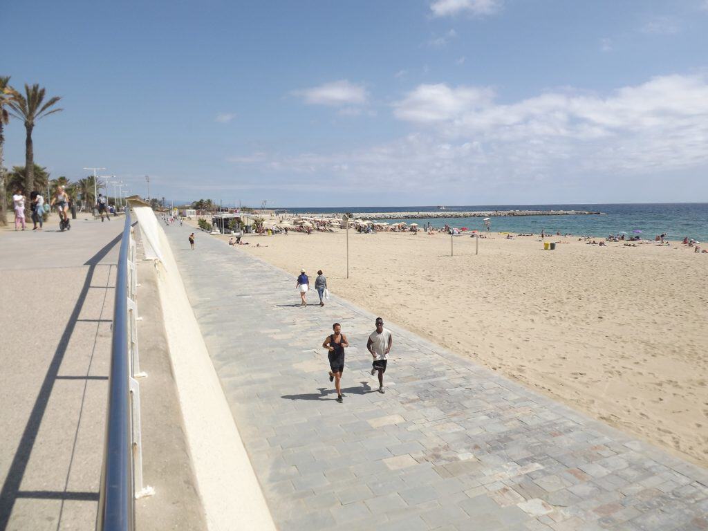 Beach in Barcelona (photo: Artepoli Pierre Rivero, Pixabay)