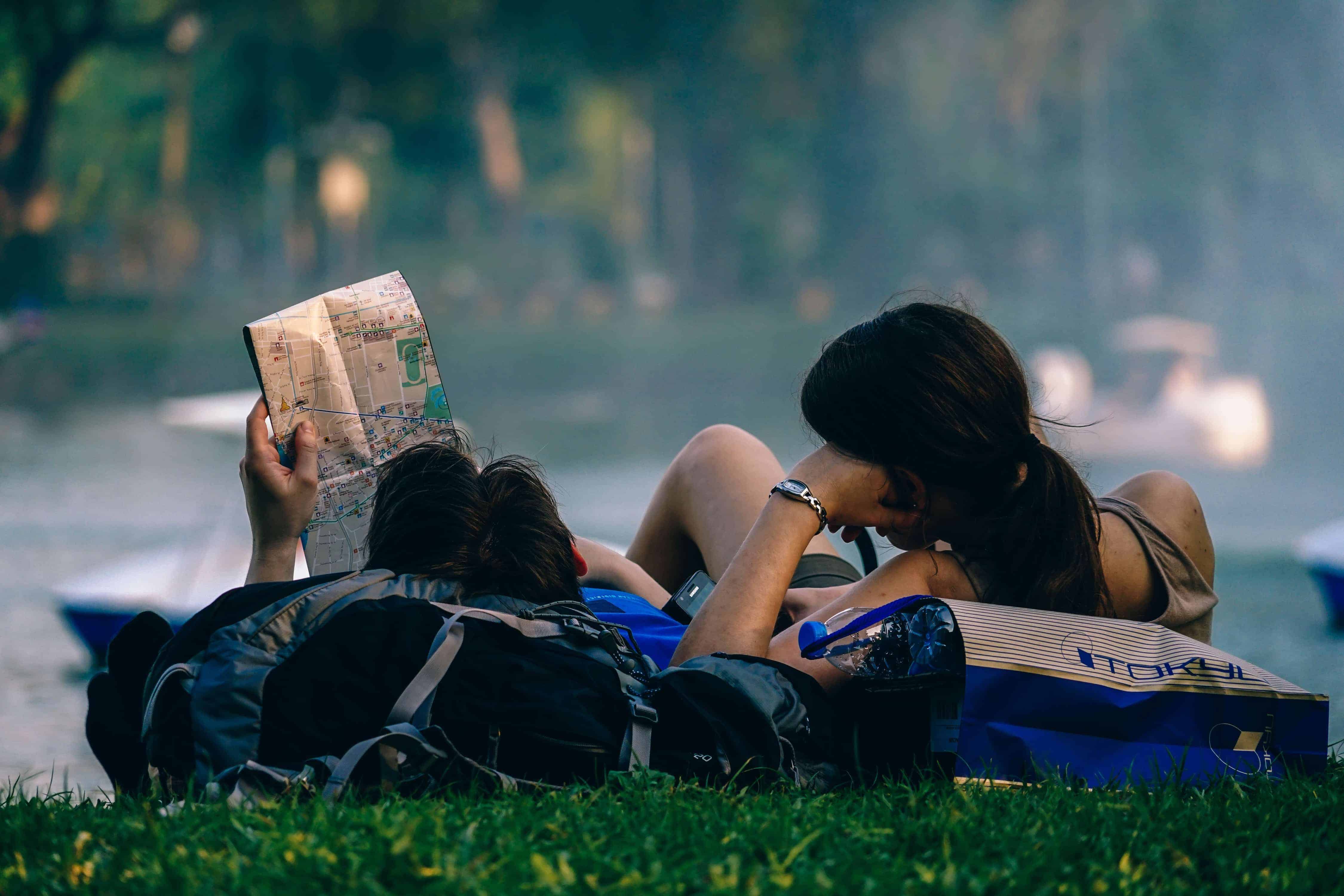 A couple making plans in Bangkok (photo: Igor Ovsyannykov, Pixabay).