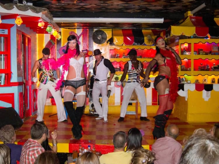 Dancers in Dulce Jesus Mio