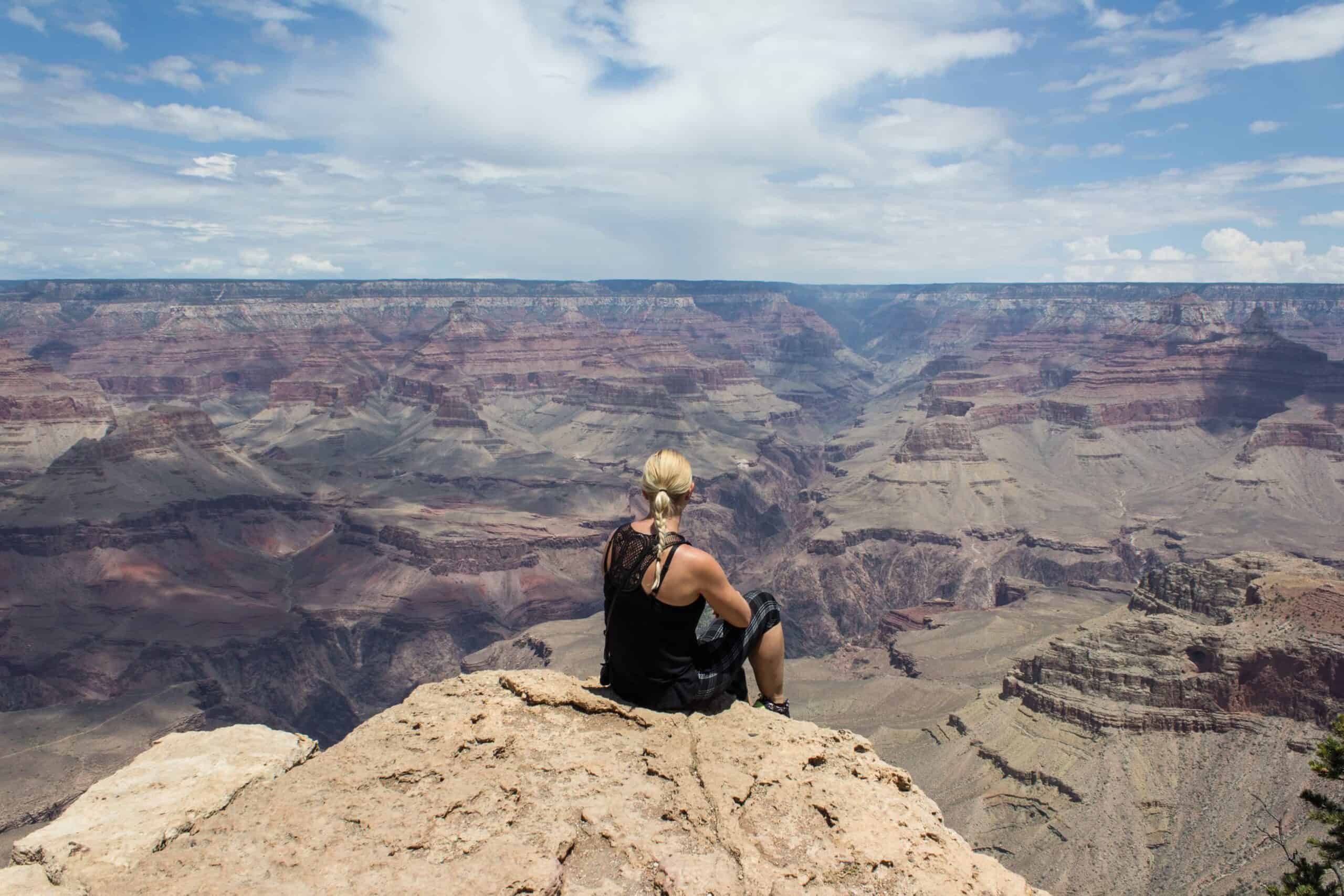 A woman looking out over the Grand Canyon, an awe-inspiring place in Arizona (photo: Bettina Nørgaard, Pixabay)