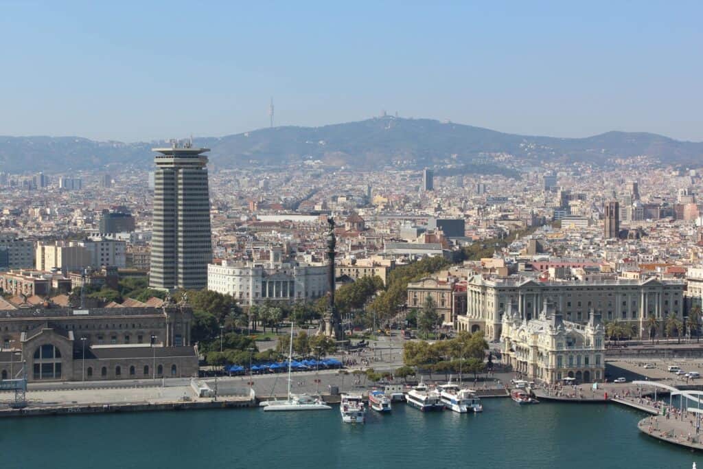 View up Las Ramblas (photo: hoelli, Pixabay)