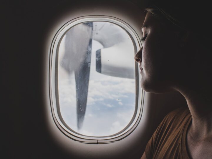 Woman on airplane (photo: Unsplash)