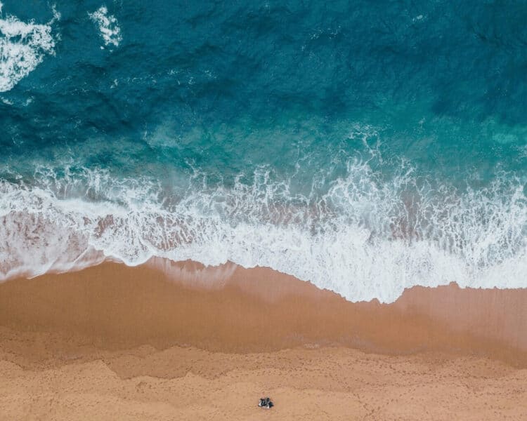 Beach (photo: Pixabay, Petels.com)