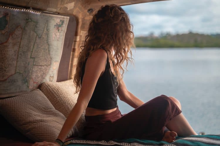 Woman traveling in Australia (photo: Nicole Geri, Unsplash)