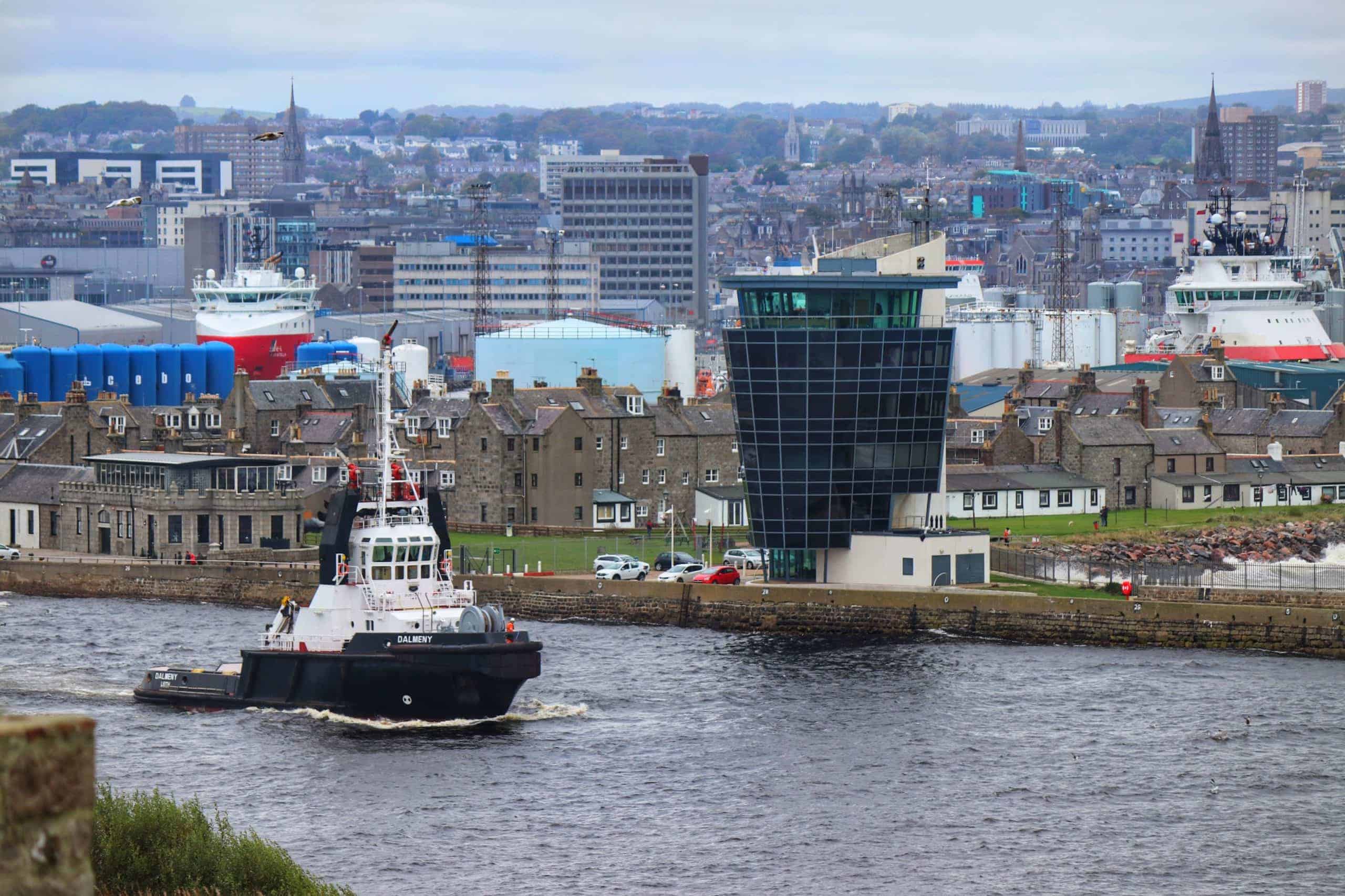 Aberdeen Harbor (photo: Julie Adams, Pixabay)