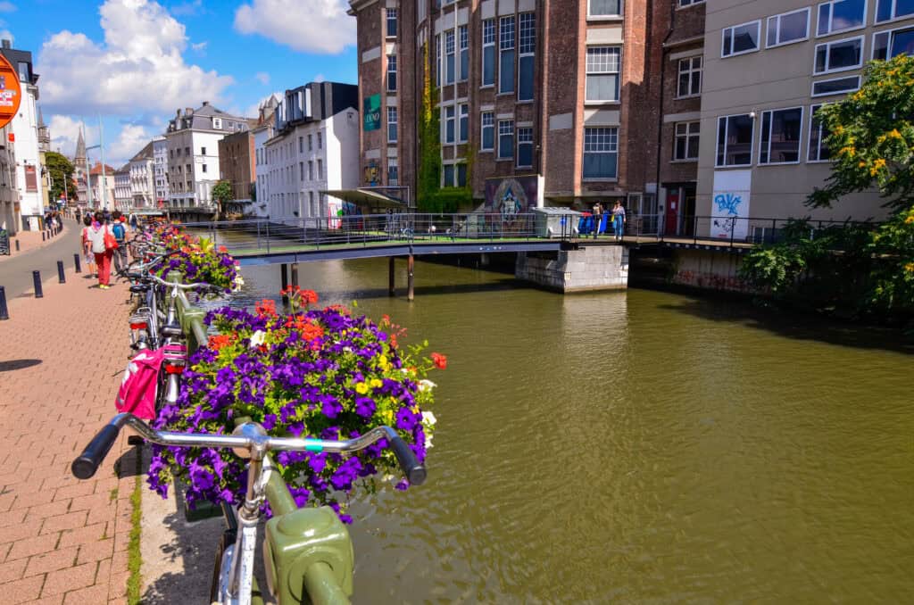 Bicycles and flowers along a canal (photo: Massimo Parisi)