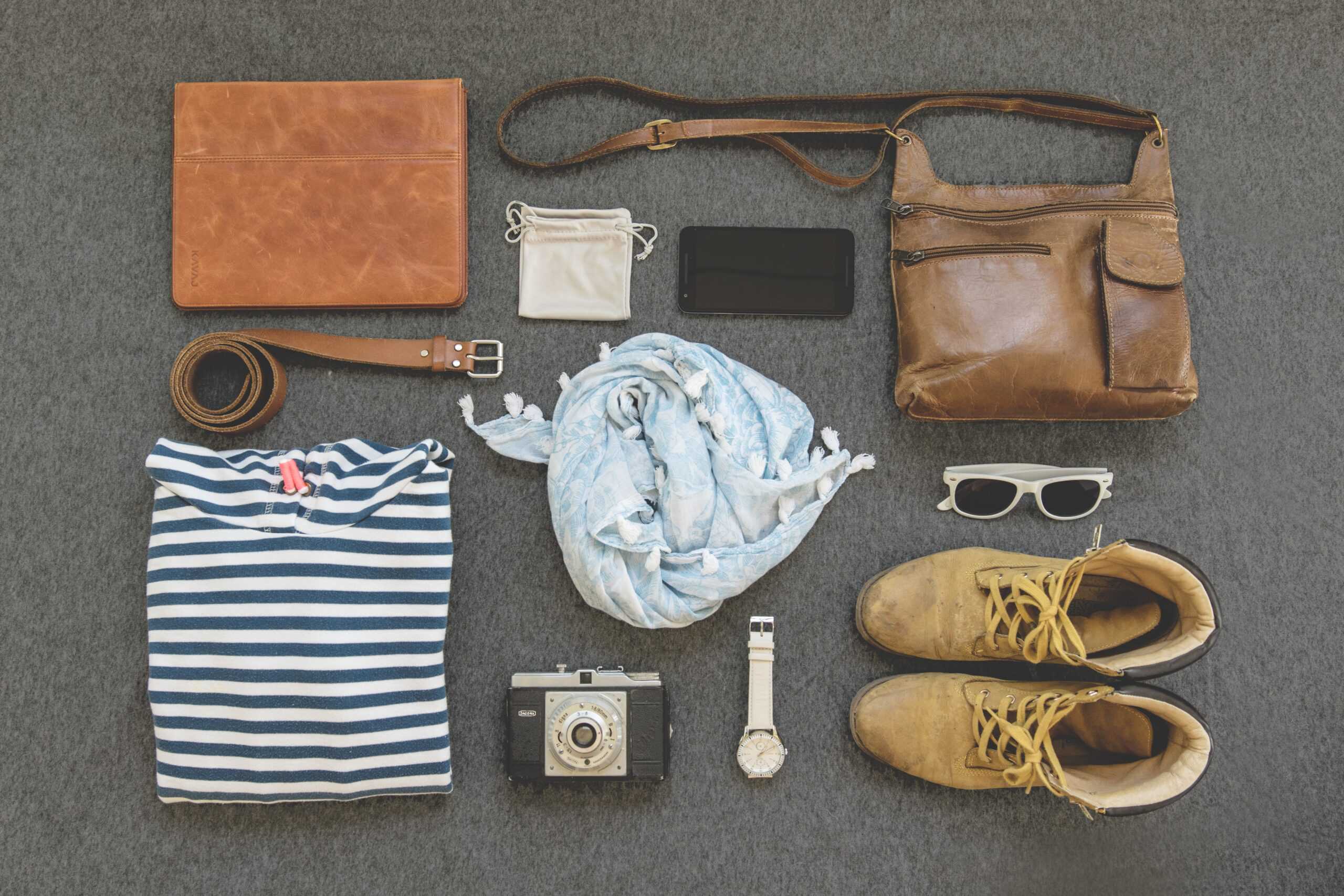 Clothes are a must on any travel packing list (photos: Lum3n.com, Pexels)