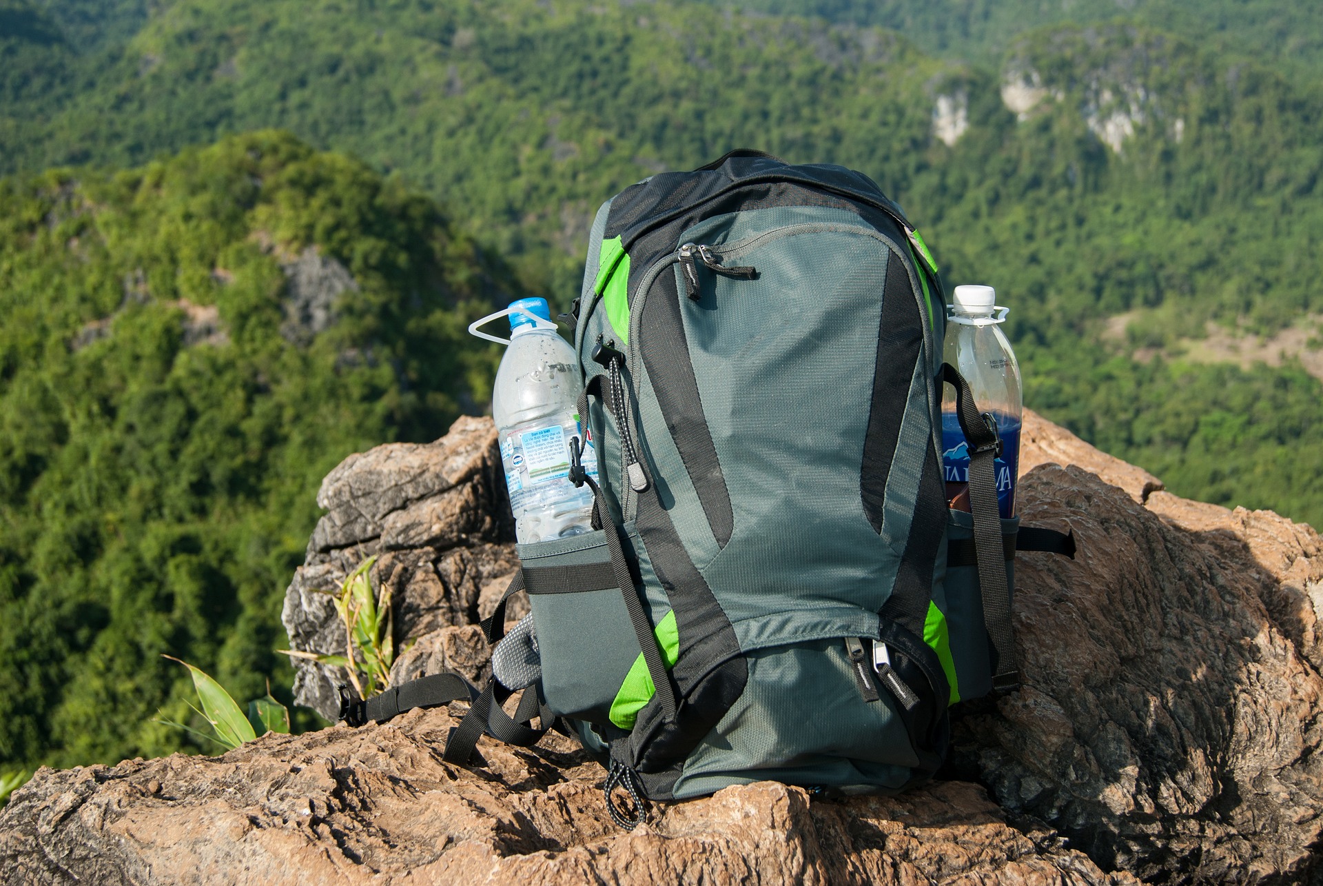 Backpack and water (photo: Lukas Kurth, Pixabay)