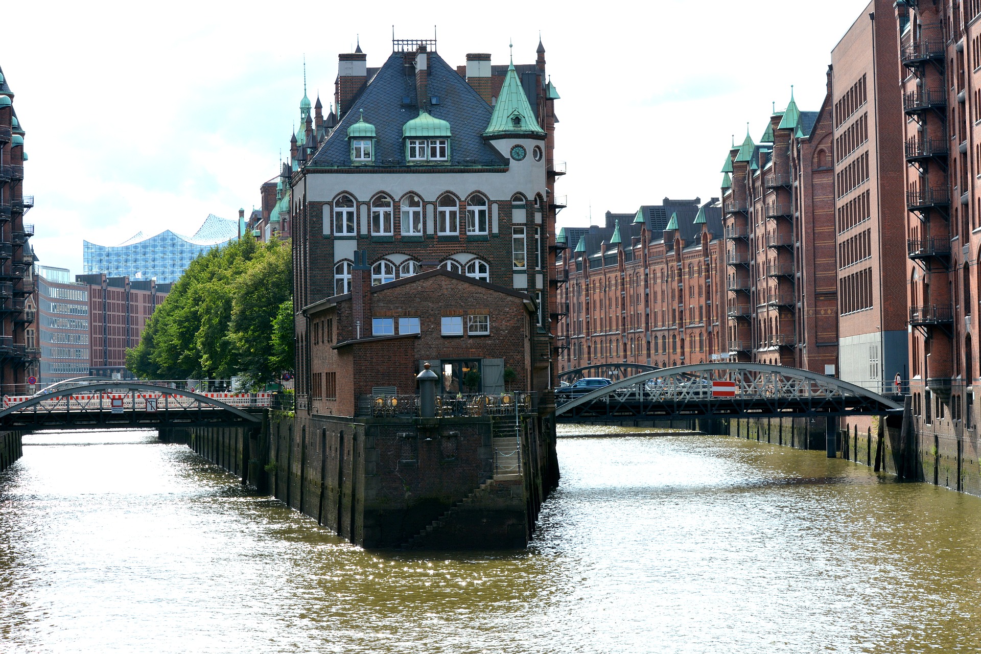 Hamburg canal (photo: fsHH, Pixabay)