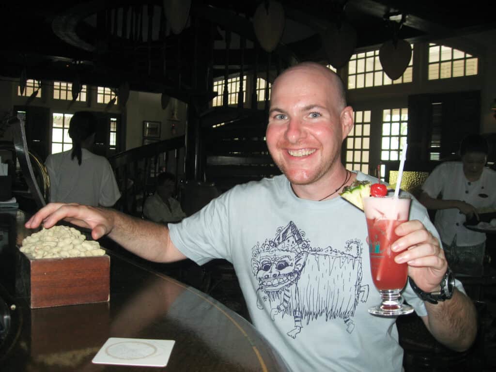 Drinking a Singapore Sling at Long Bar in Raffles Hotel