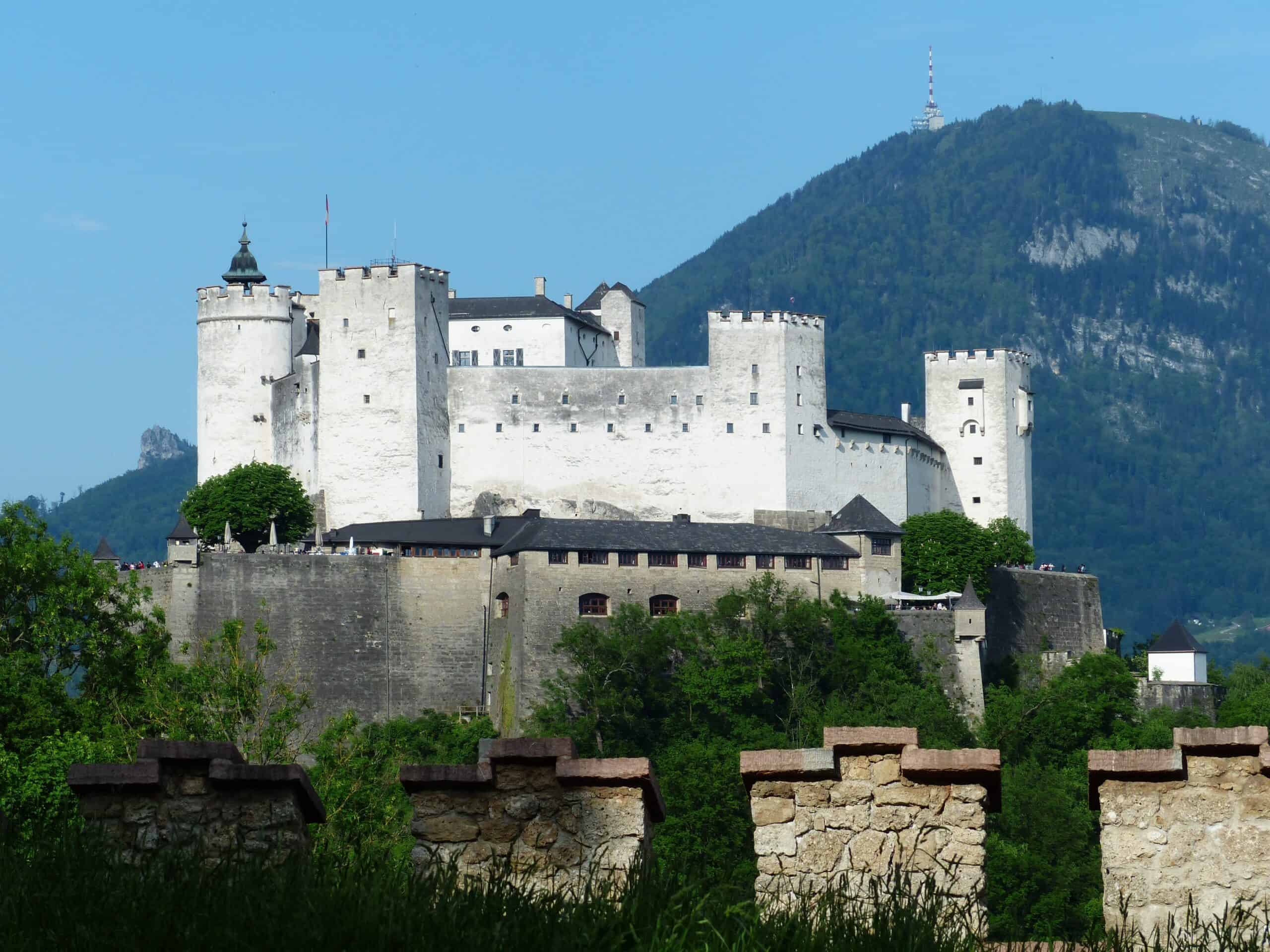 Hohensalzburg Castle with Gaisberg mountain in background (photo: Hans Braxmeier, Pixabay)