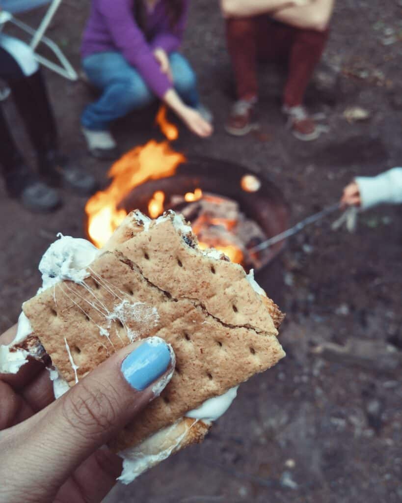 Campfire s'mores (photo: Autumn Mott Rodeheaver, Unsplash)