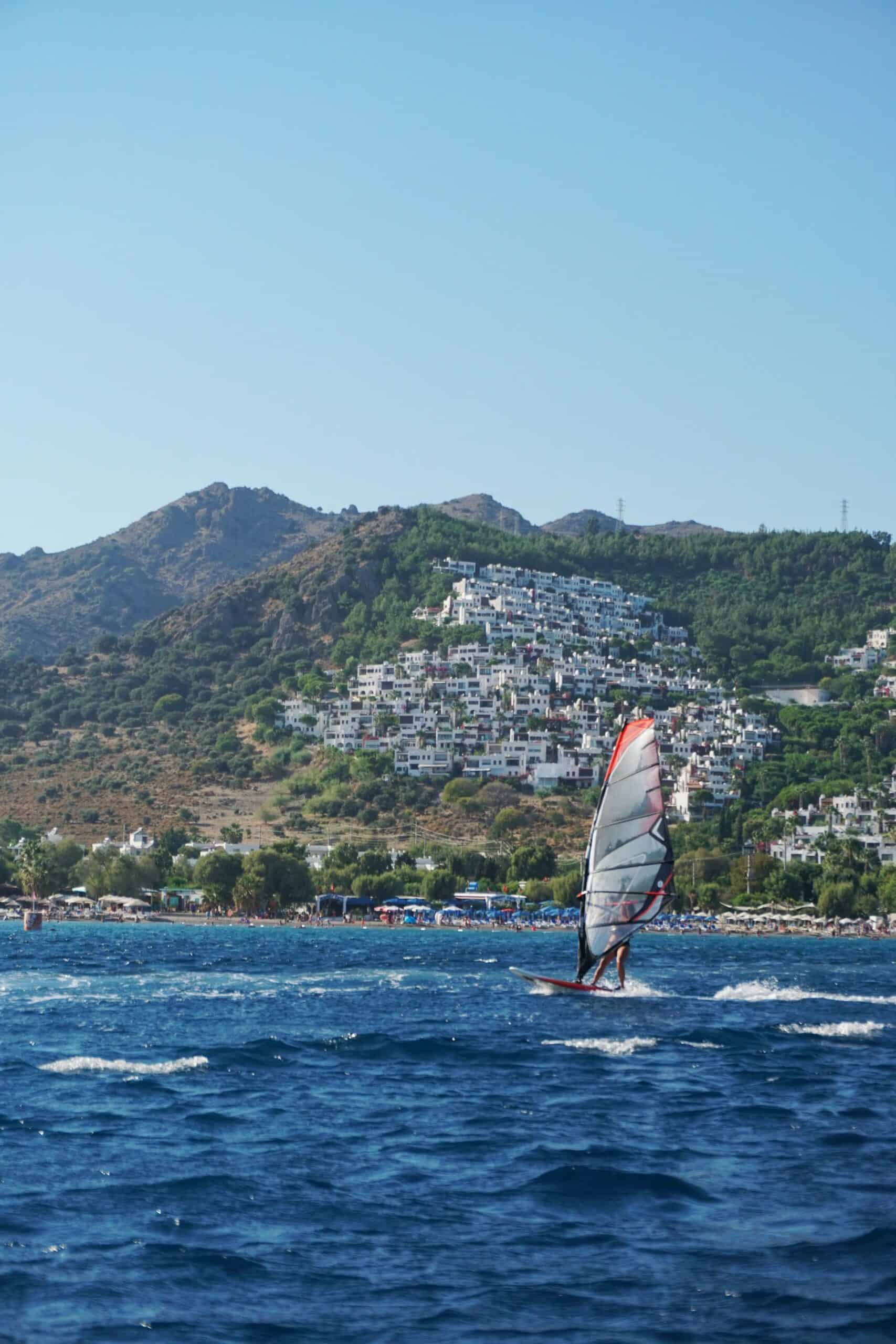 Windsurfing (photo: Keo Oran, Unsplash)