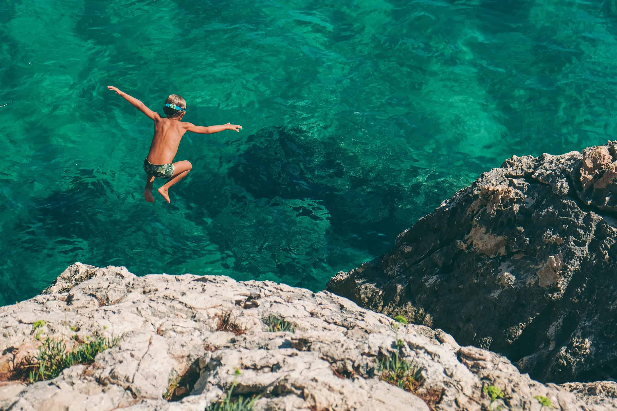 Boy jumping in pretty water (photo: Nikola Radojcic)