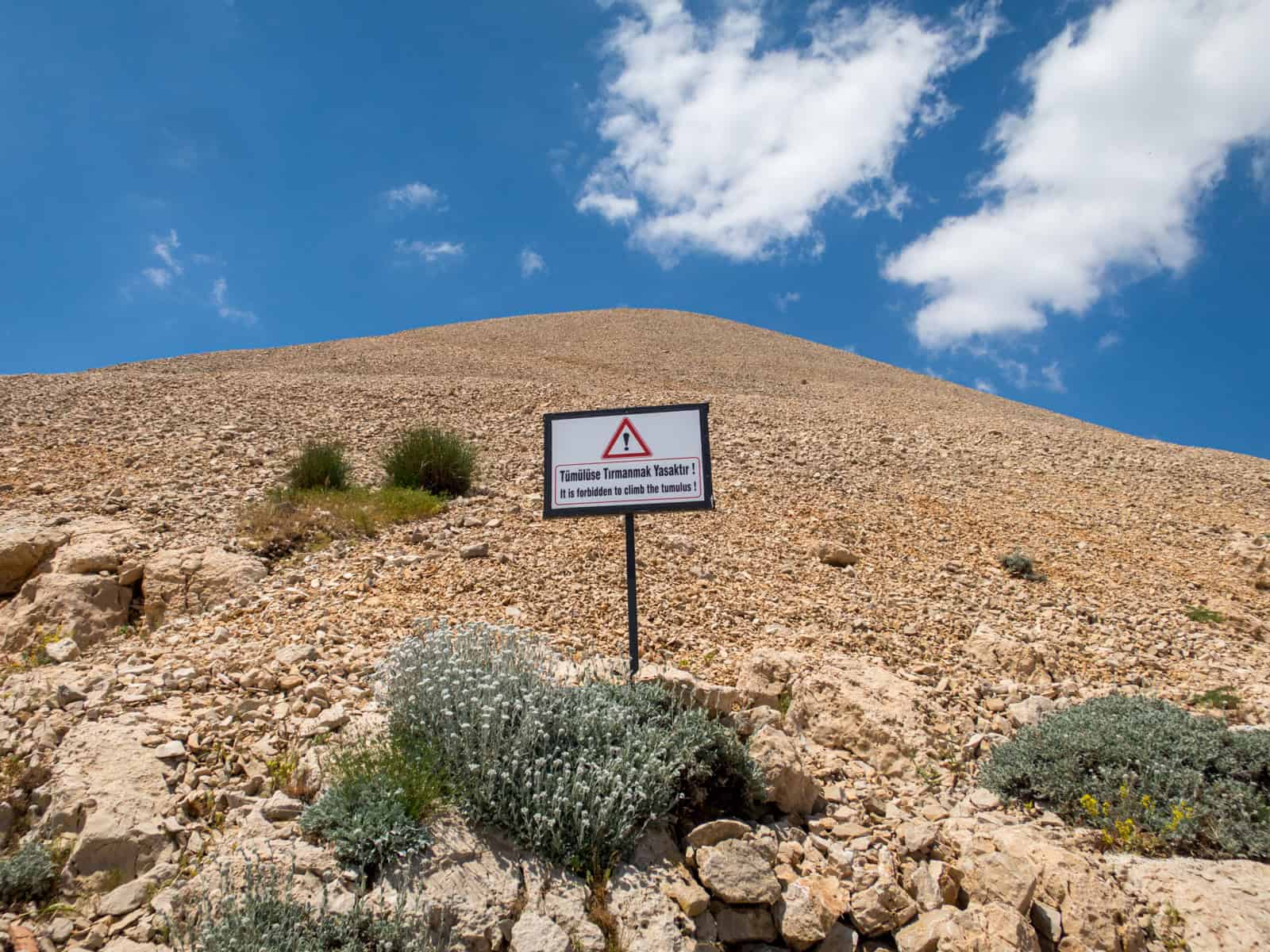 A warning against climbing on the tumulus