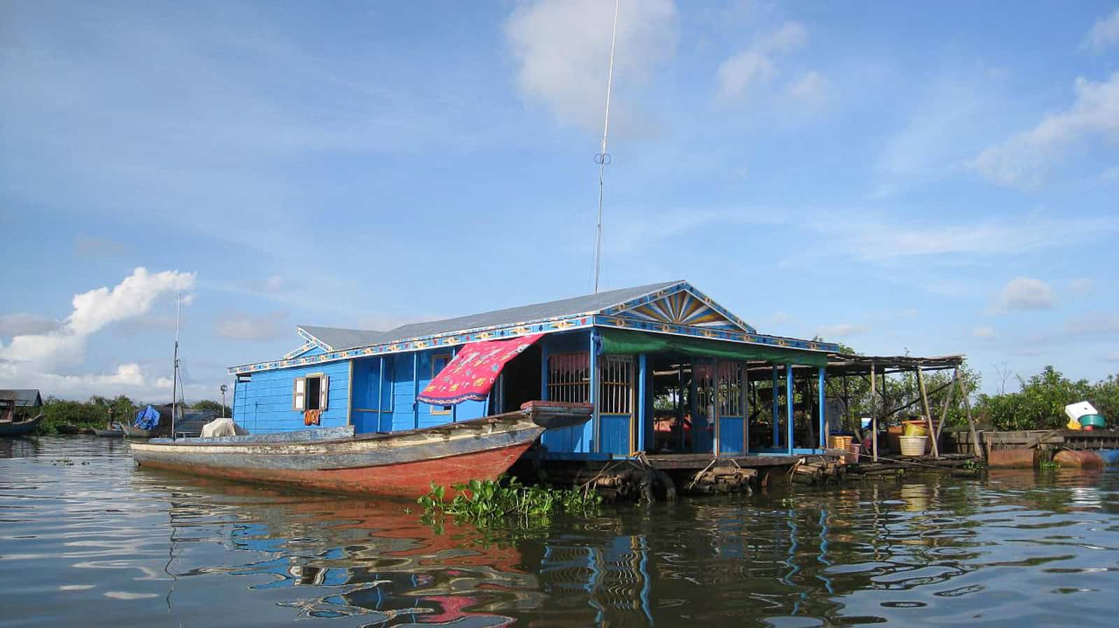 Floating home (photo: Dave Lee)