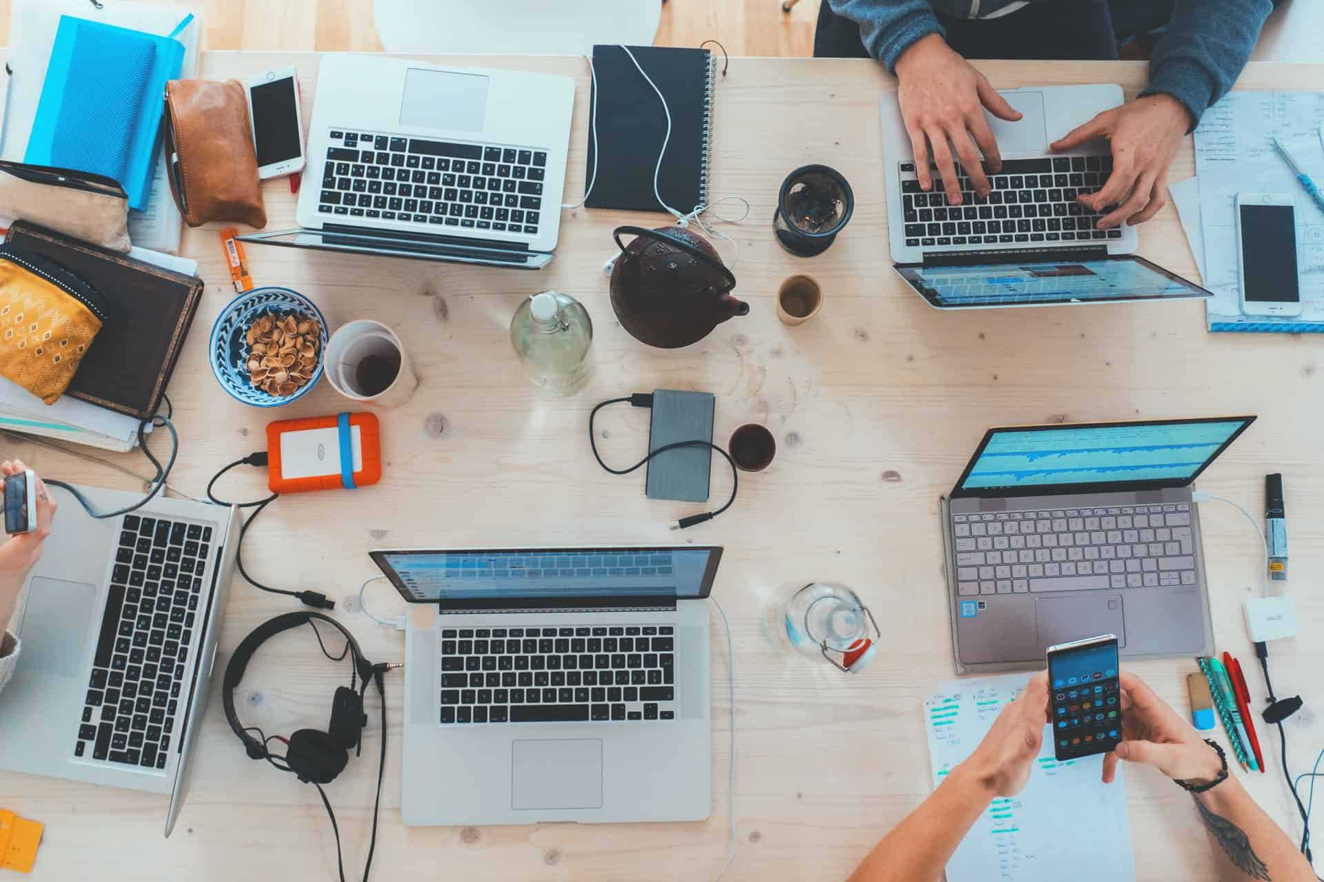 Woking on the move with laptops. (photo: Marvin Meyer)