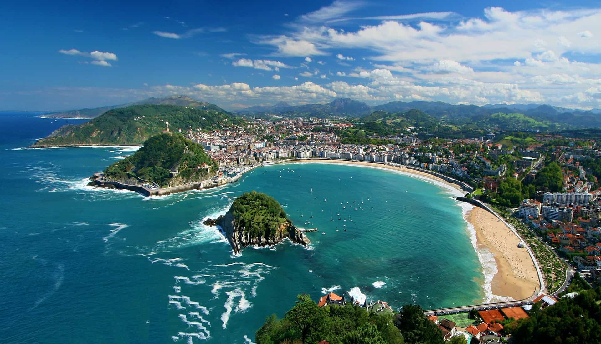 The coastline of San Sebastian, one of five must-see cities in Spain (photo: ultrash ricco)