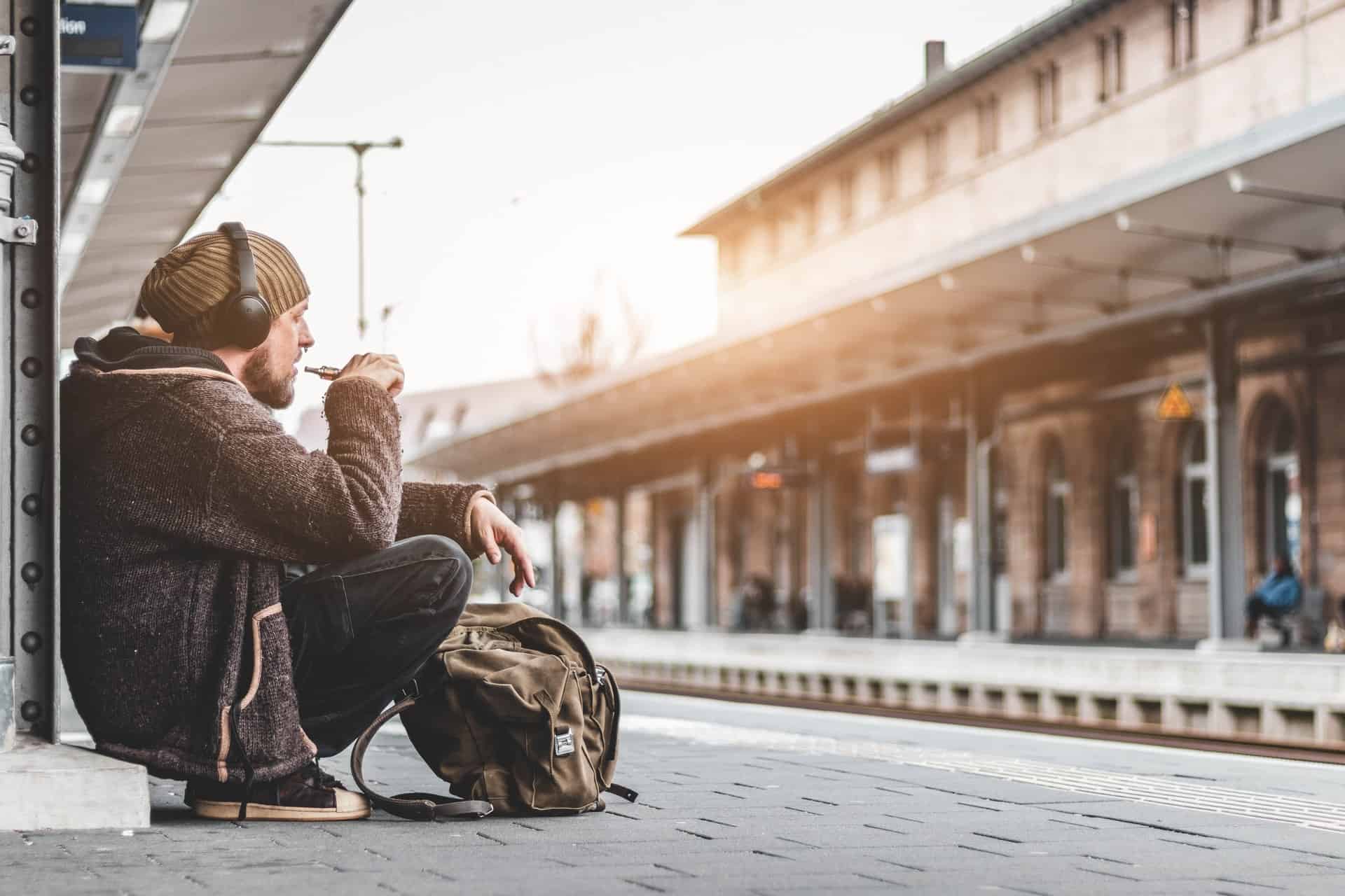 Man waiting for train (photo: Christian Wiediger)