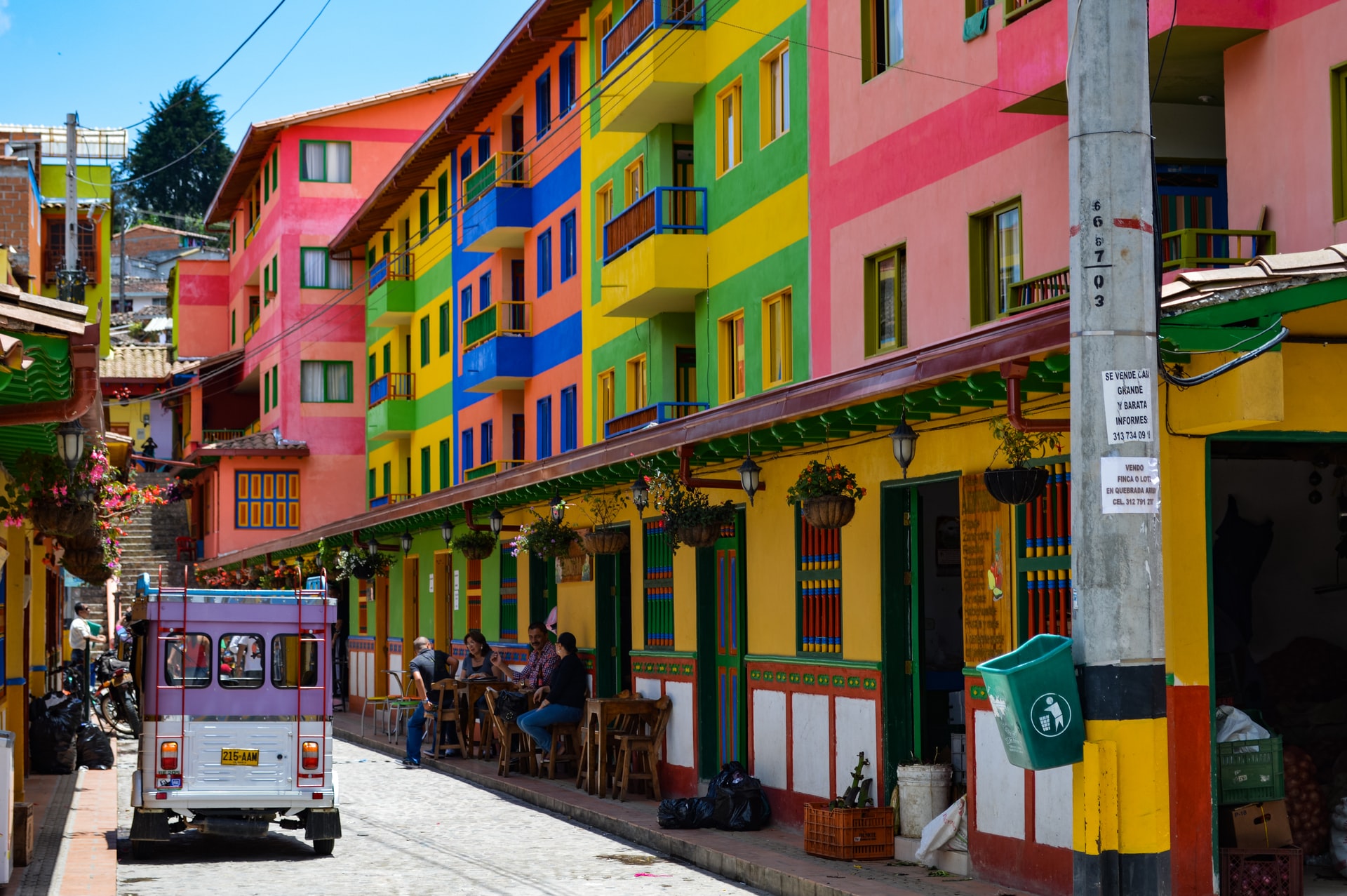 Colorful Colombian pueblo (photo: Saul Mercado)