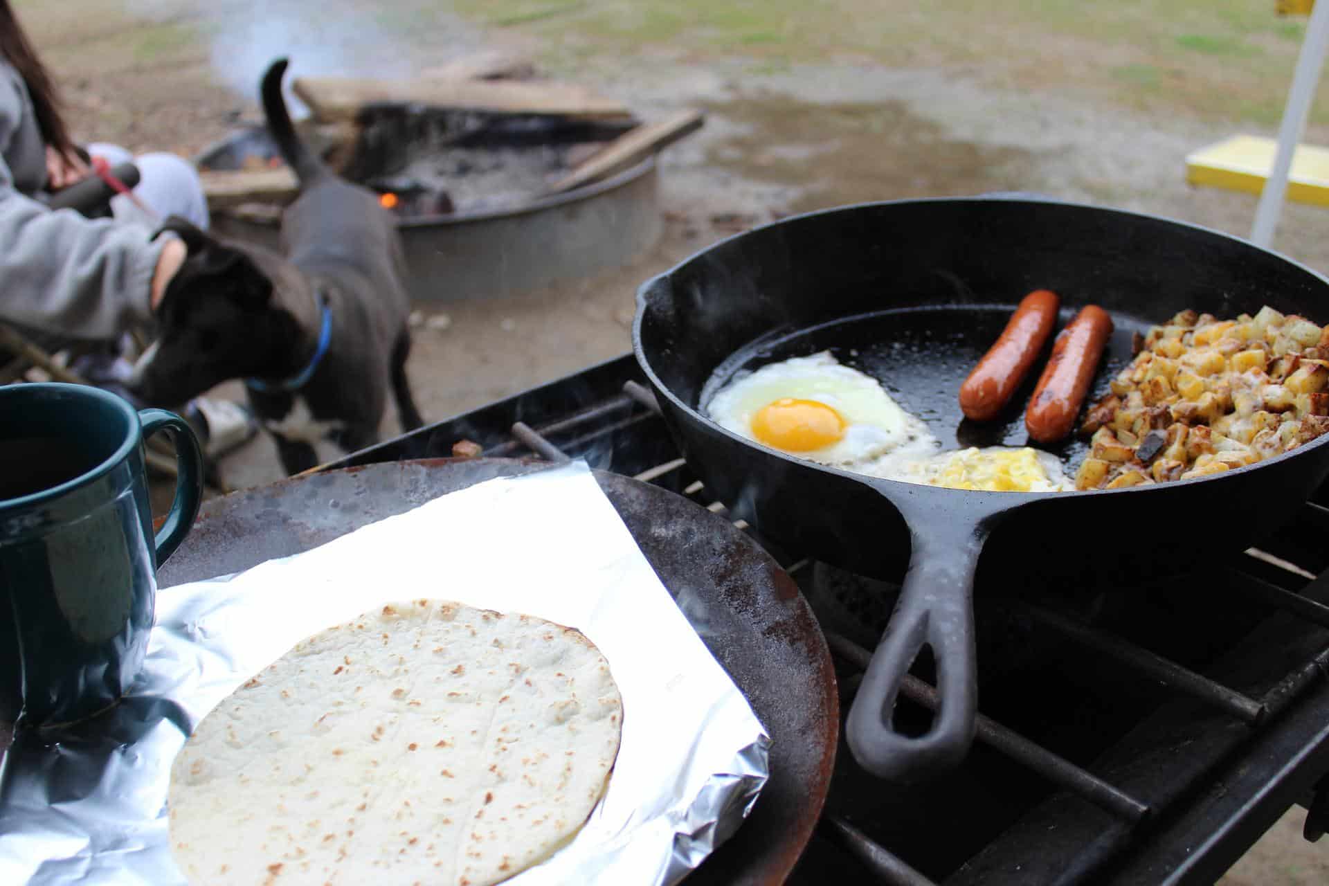 Cooking breakfast (photo: Leo Fontes)