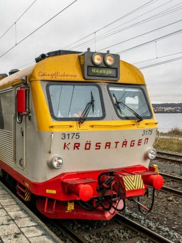 Krosatagen train in Sweden (photo by Melvin, Unsplash).