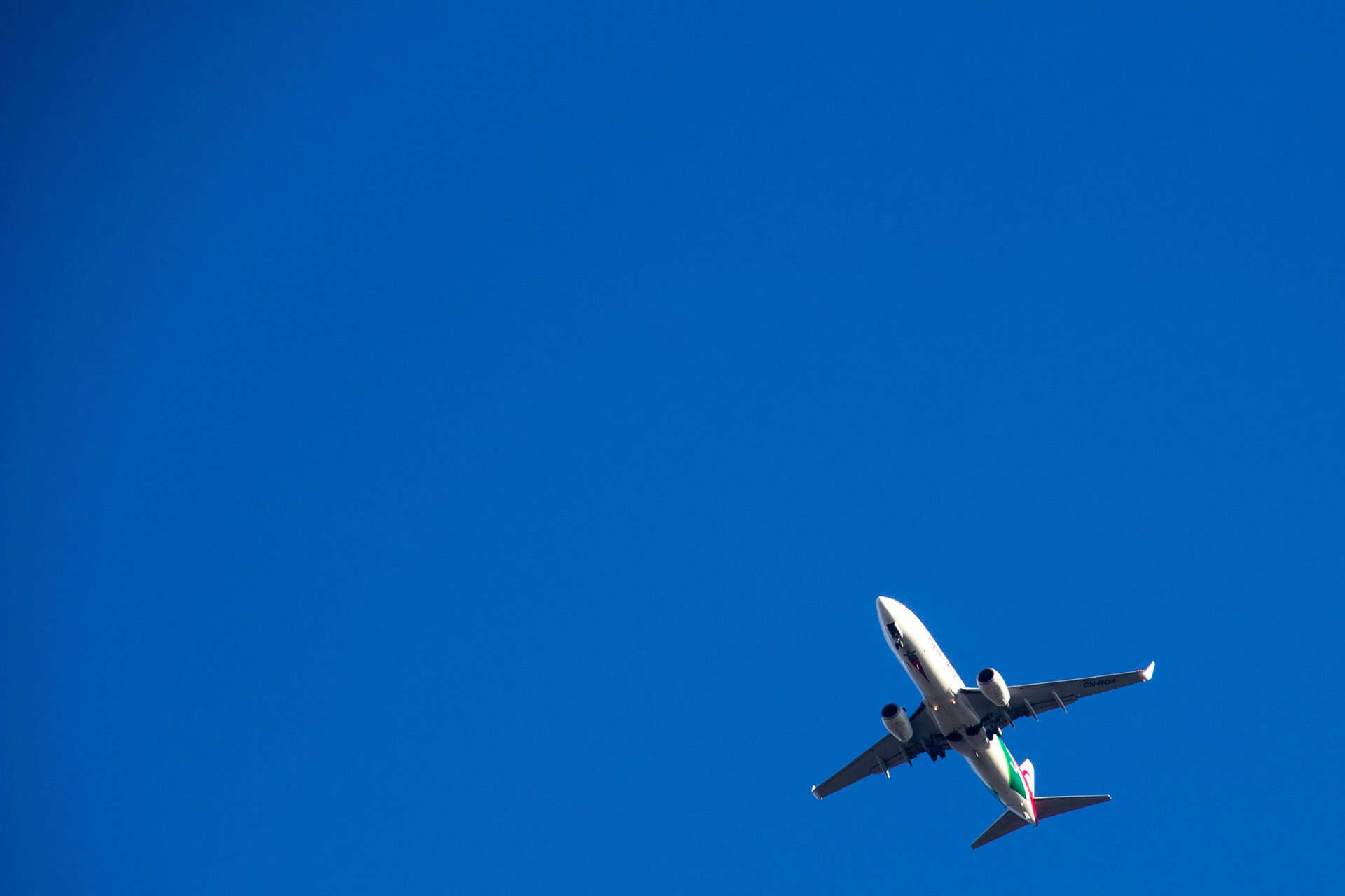 Plane over Bordeaux Airport (photo: Philippe Oursel)