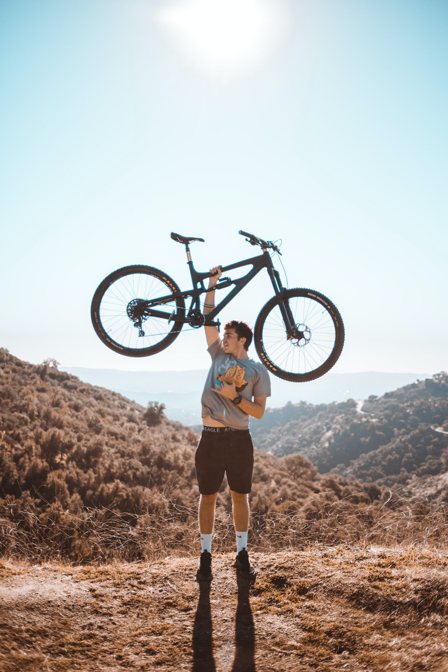 Man holding a full suspension bike (photo: Clayton Cardinalli)