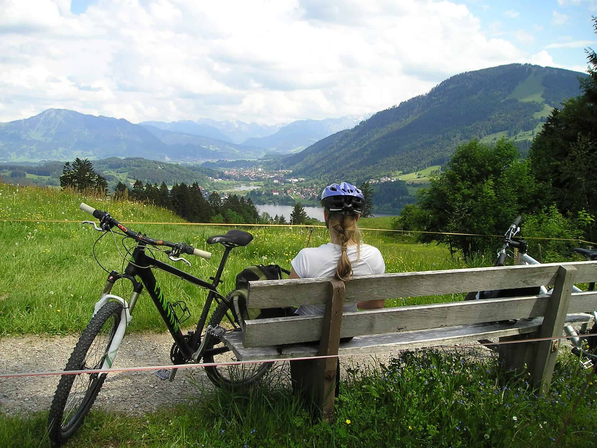 A female biker takes a break (photo: Simon)