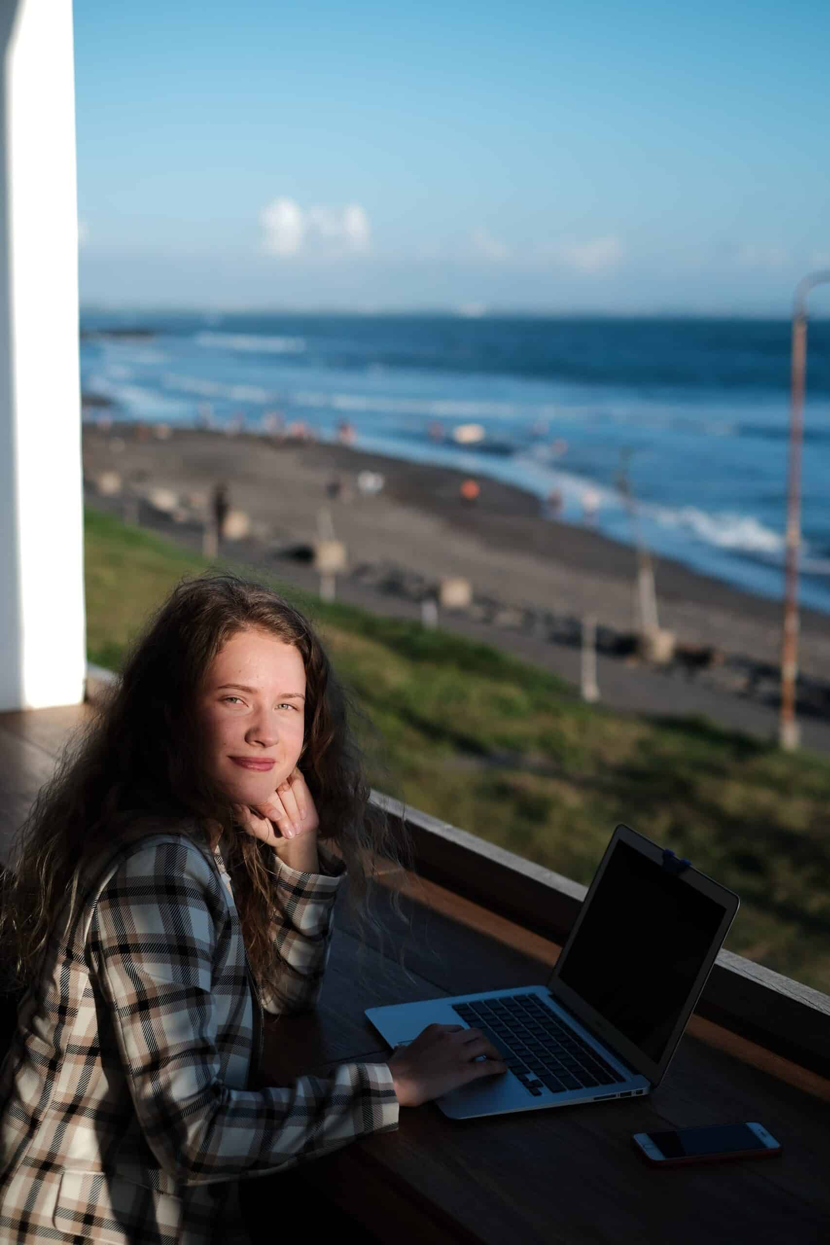 Woman working from a beach in Bali (photo: Daria Mamont)