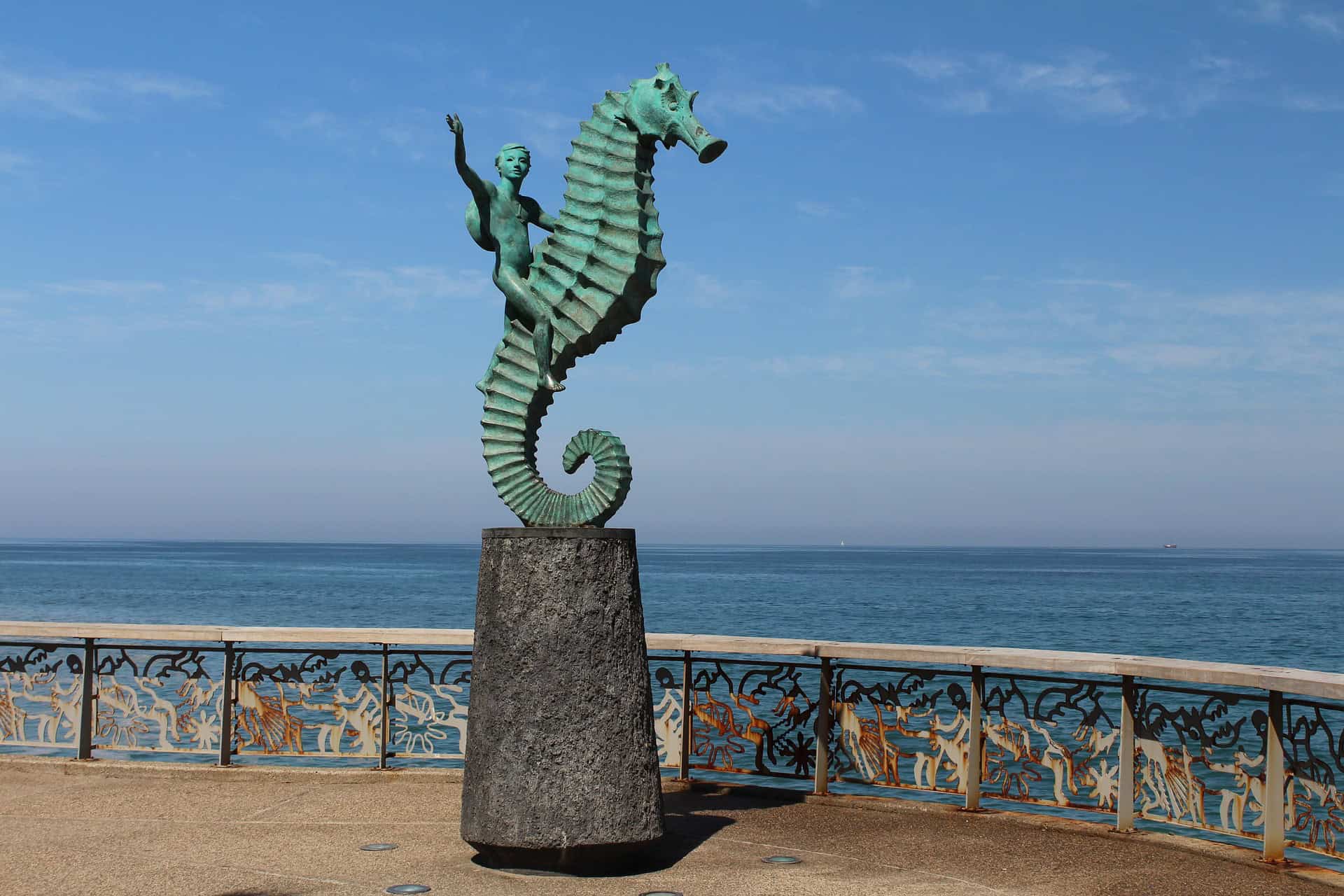 Seahorse sculpture (photo: Lou Blazquez)