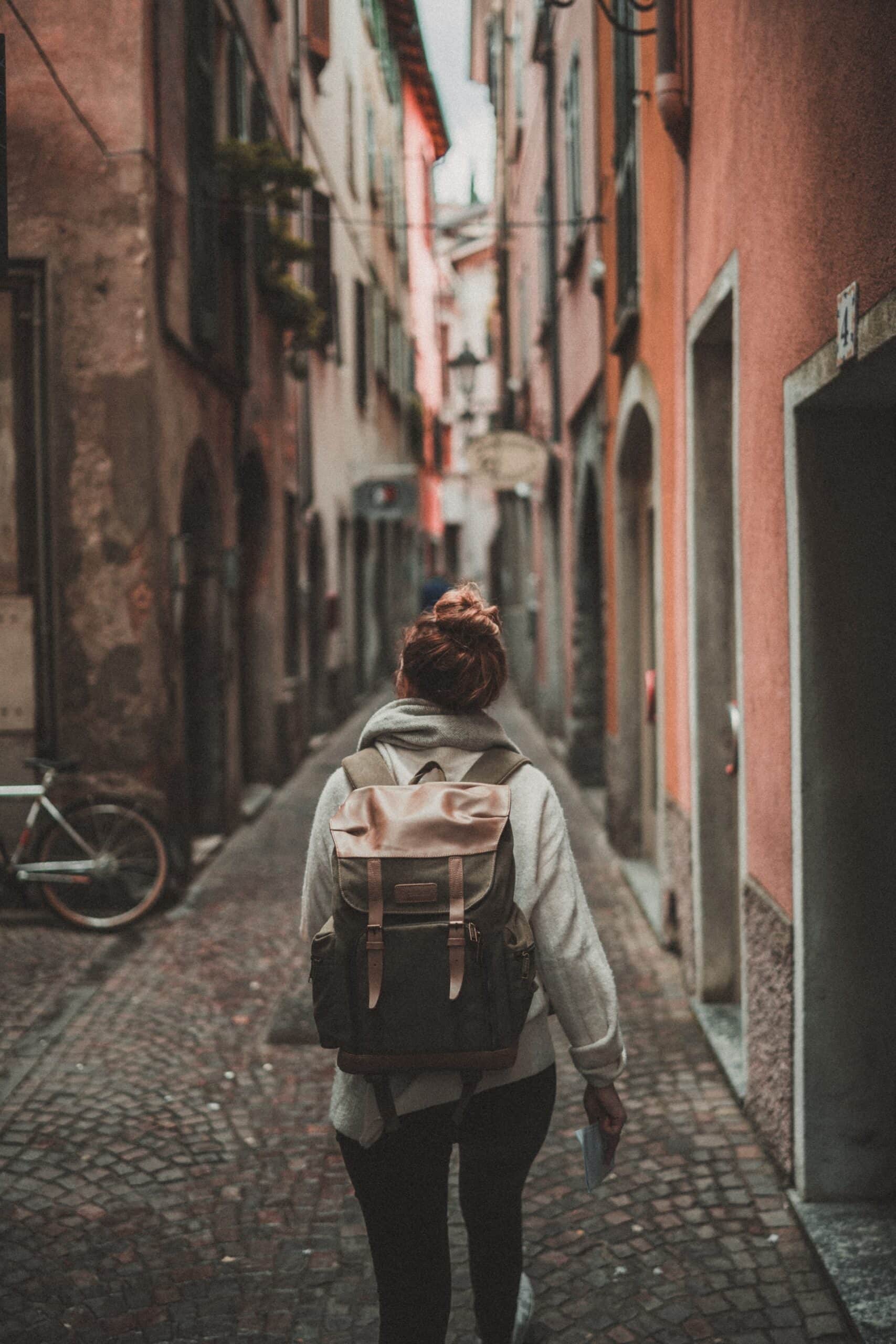 Solo traveler in Verenna, Italy (photo: Timo Stern)