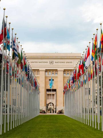Flags at the United Nations building in Geneva (photo: Mathias Reding).