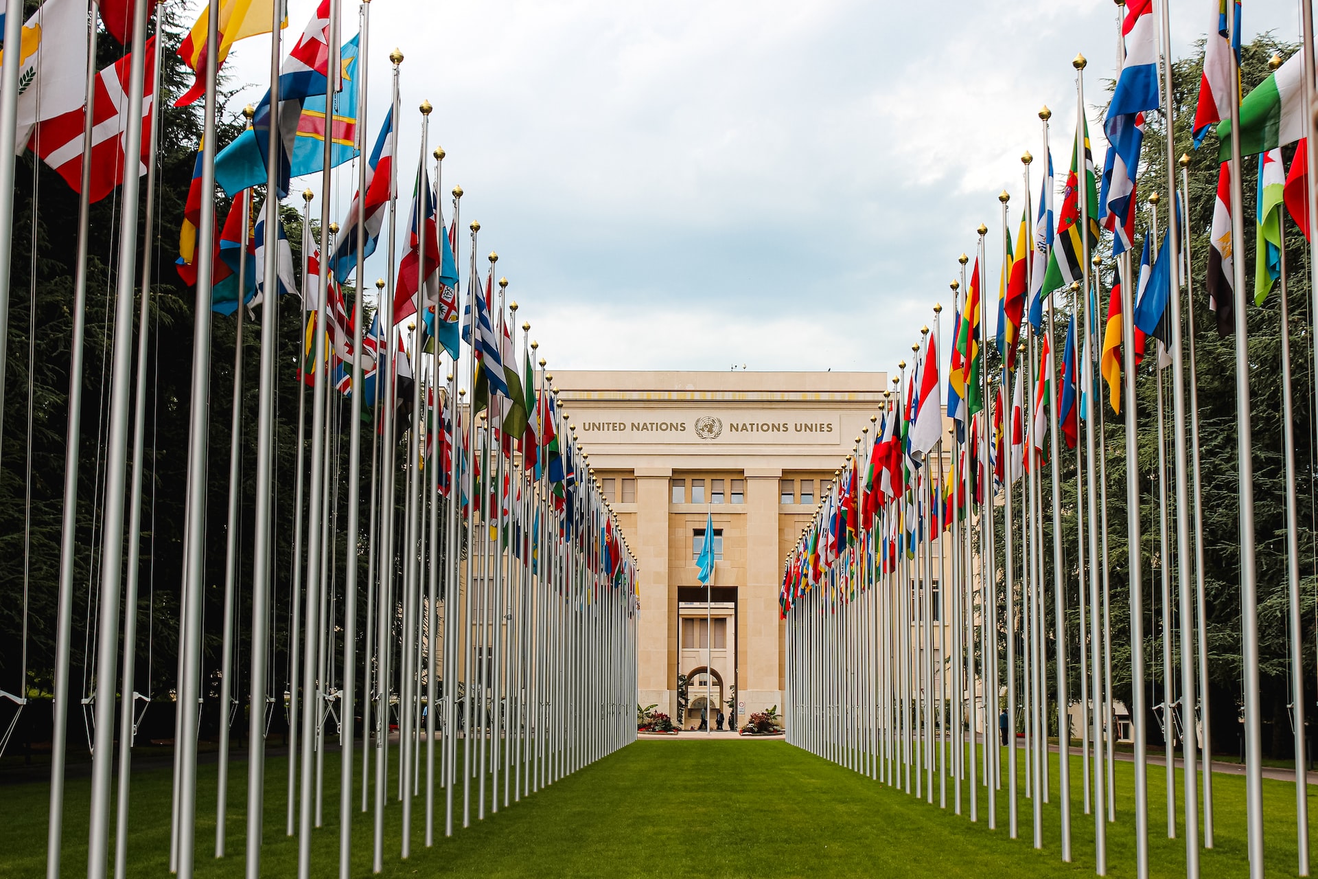 Flags at the United Nations building, which you can visit on a day trip to Geneva (photo: Mathias Reding)