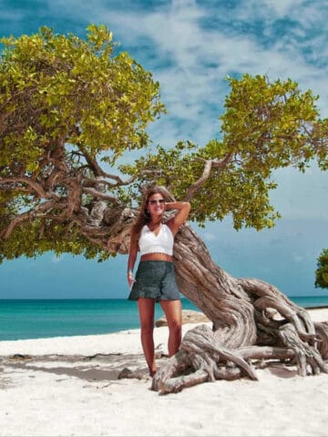 A woman posing on Eagle Beach in Aruba (photo: Brian Tromp).