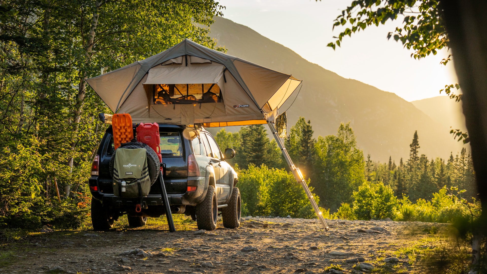 Camping outdoors with a rooftop tent on an SUV (photo: Alfred Boivin)