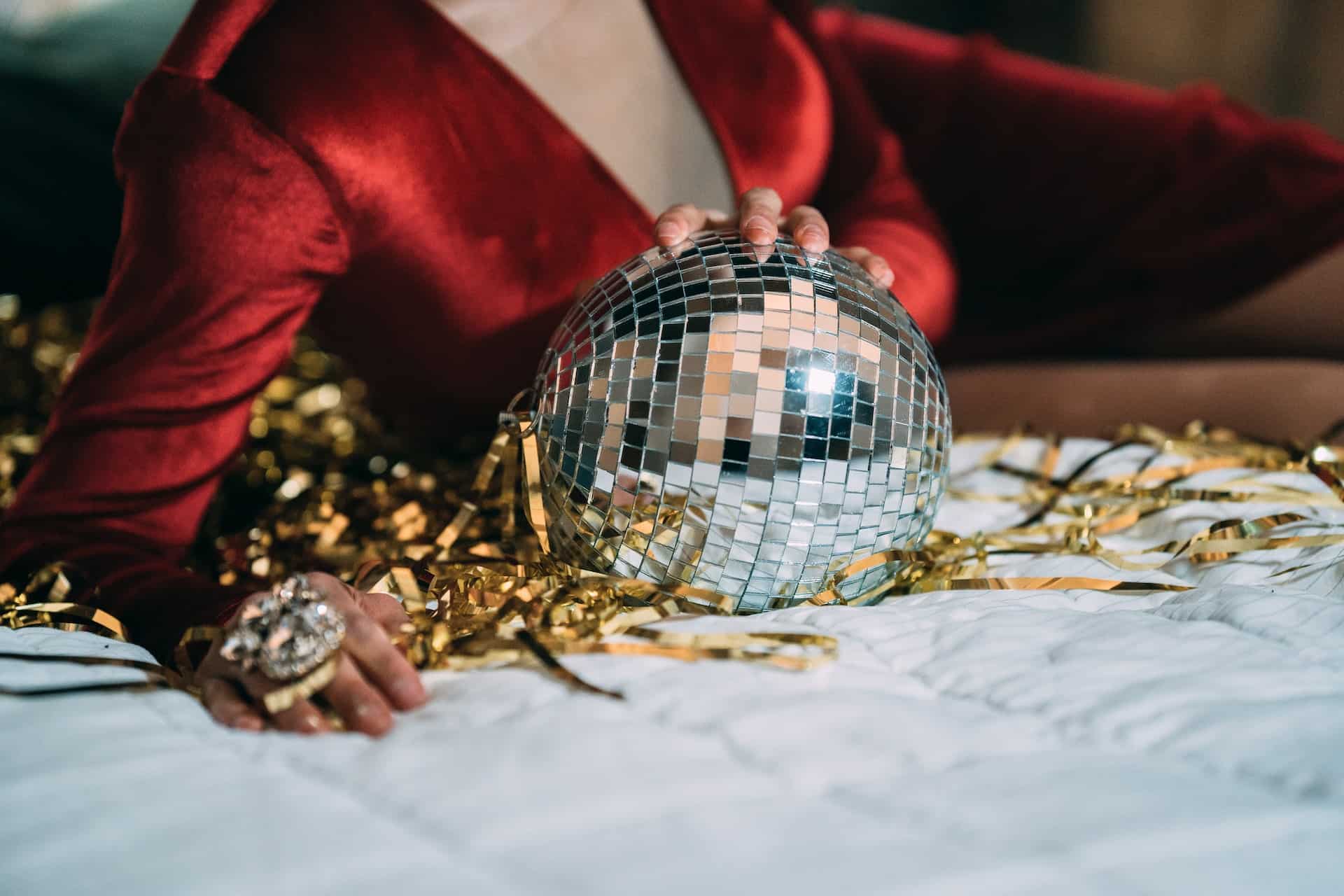 Drag queen with a disco ball (photo: Greta Hoffman)