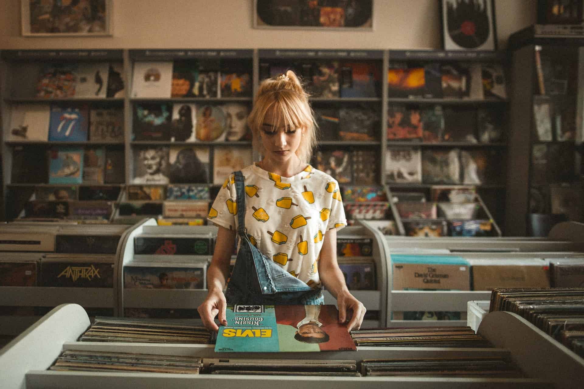 A woman holds an Elvis record (photo: Jamakassi)