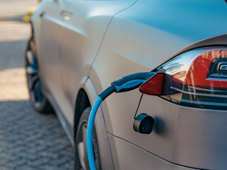 Charging an electric car (photo: Ernest Ojeh)