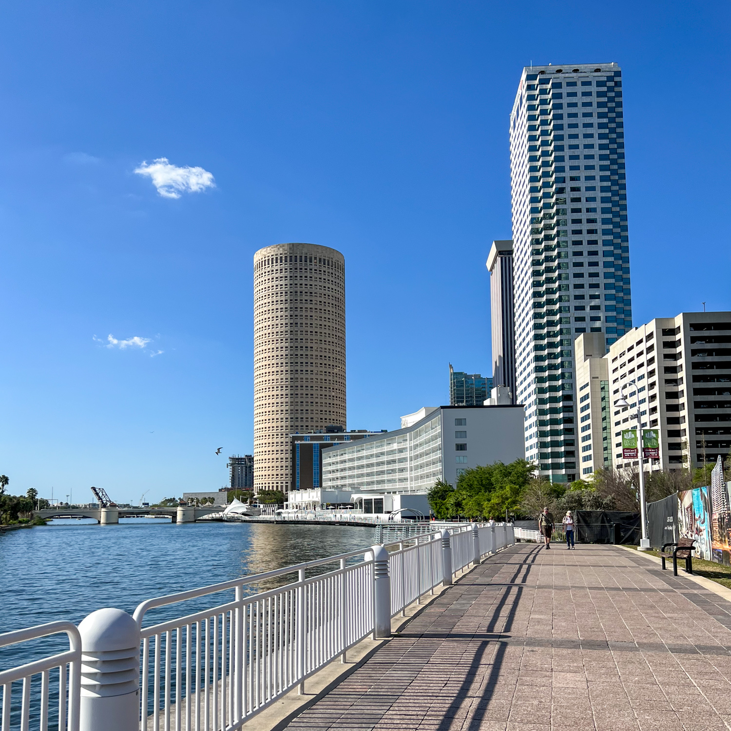 Caminar, trotar o andar en bicicleta en Riverwalk es una de las actividades al aire libre más populares en Tampa