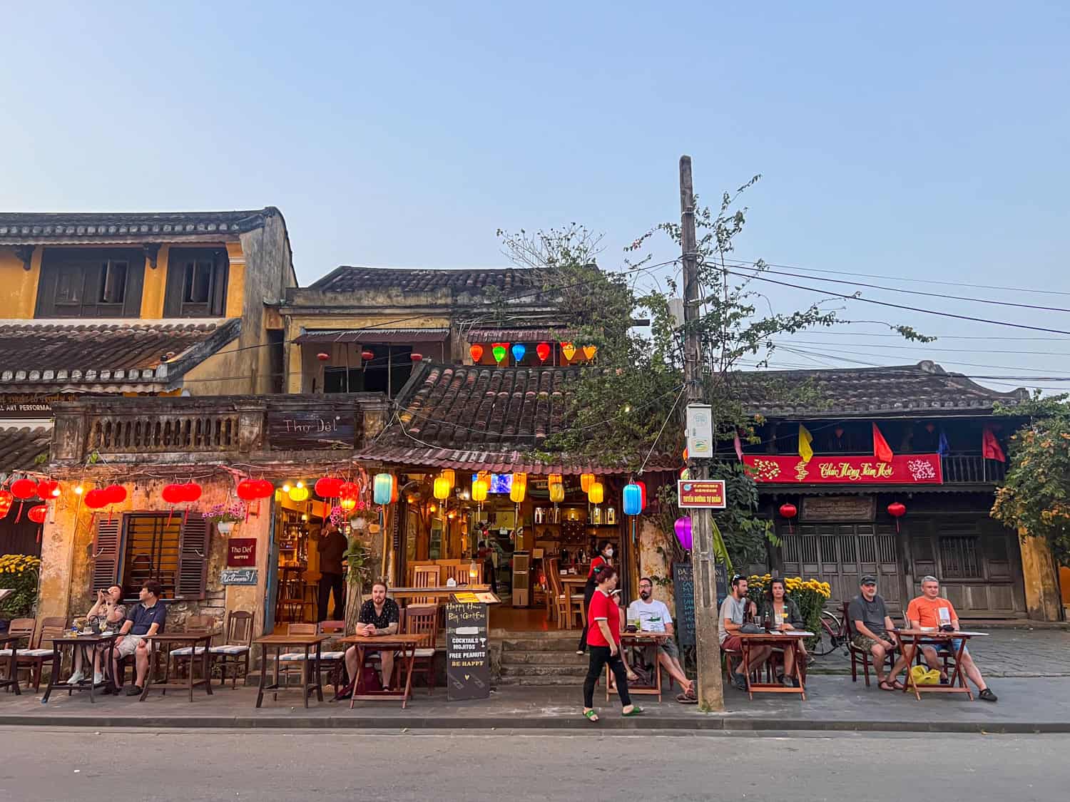 Tourists hang out at cafes by the river (photo by Dave Lee)