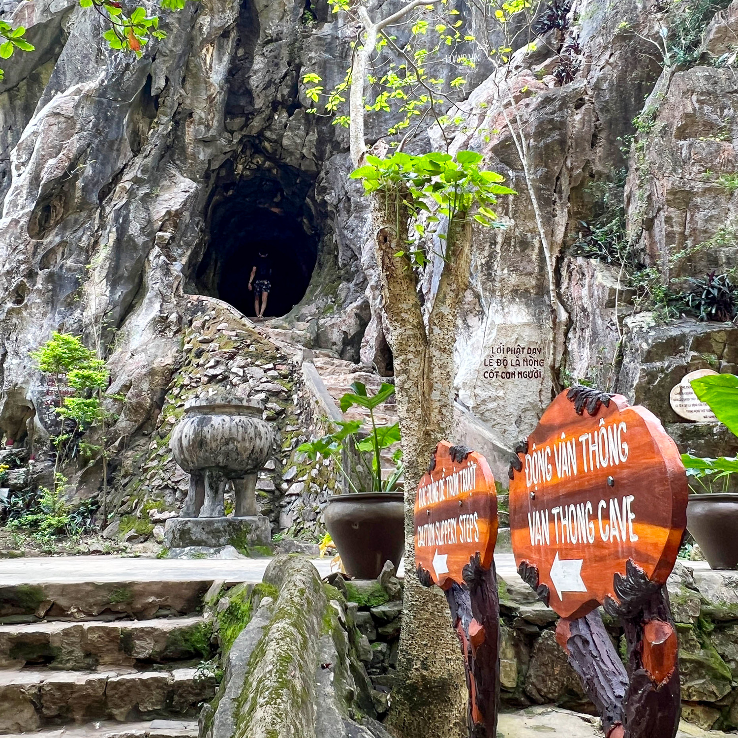 Entrée de la grotte de Van Thong à Marble Mountains dans le centre du Vietnam